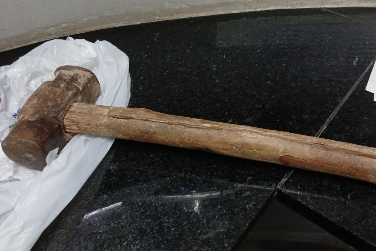 Homem é preso por agredir ex-companheira com golpes de marreta, em Nazaré Paulista