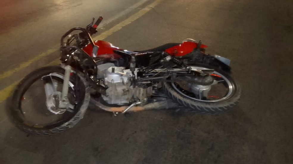 Homem fica gravemente ferido após colisão frontal entre carro e moto na Zona Sul de Teresina — Foto: Reprodução