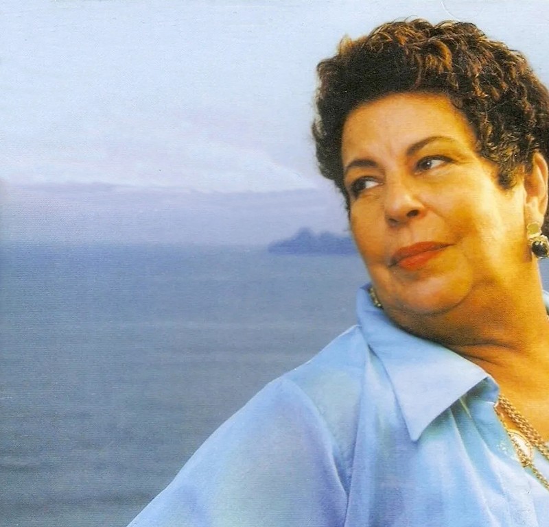 Nana Caymmi sempre mergulhou com profundidade e personalidade no mar de canções e sambas do pai, Dorival