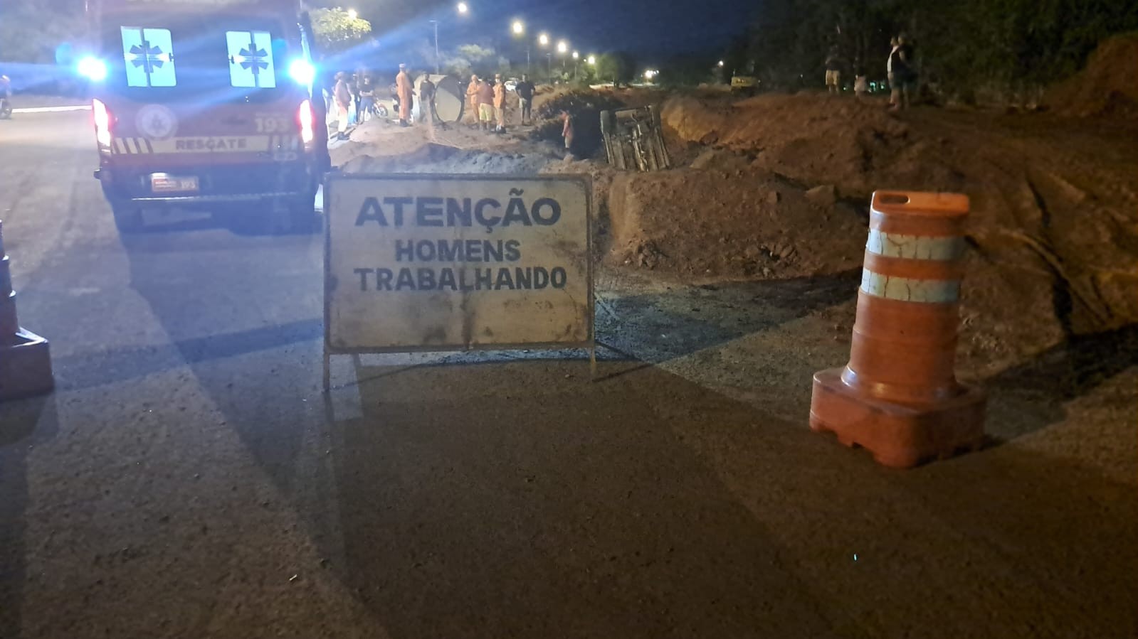 Motorista passa por cima de sinalização e cai em vala aberta em avenida de Palmas