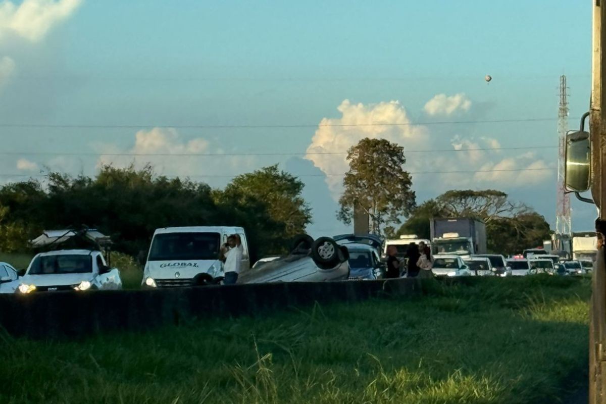 Capotamento na Via Dutra em São José dos Campos interdita faixa e causa 8 km de congestionamento