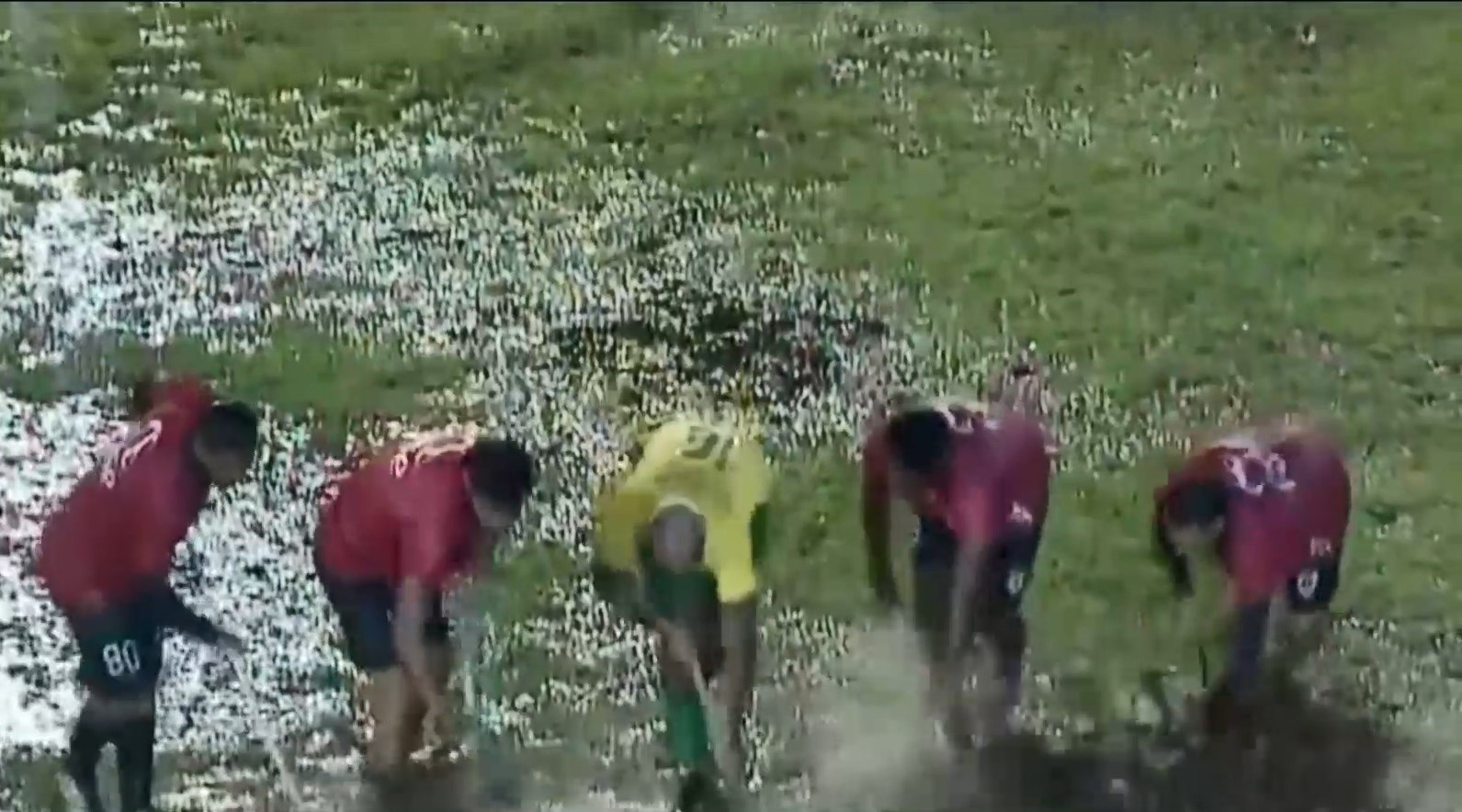Chuva no ES: Jogadores tiram água de campo com rodo; confira a previsão do tempo