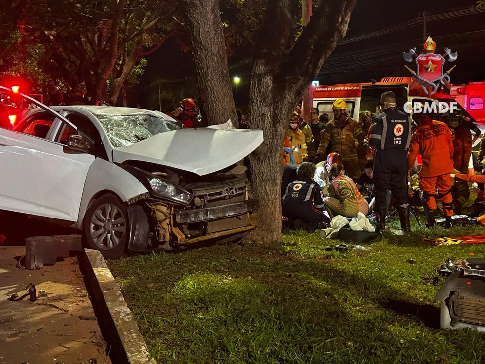 Bombeiros socorrem vítimas de acidente em frente ao Clube do Exército, em Brasília — Foto: CBMDF/Divulgação