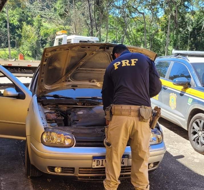 Carro furtado em Belo Horizonte é recuperado na BR-116 em Manhuaçu 