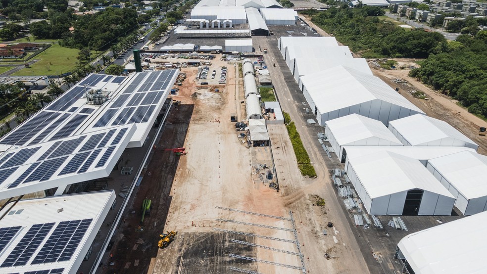 Vista aérea dos painéis solares no Parque da Cidade, em Belém (PA), espaço de mais de 500 mil m² que sediará a COP30 em novembro. — Foto: Anderson Coelho/AFP