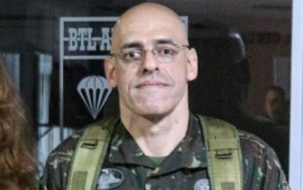 Comandante do Exército morre durante exercício de salto livre de paraquedas