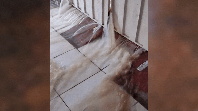 VÍDEO: Temporal de 15 minutos provoca alagamentos e água invade casas em Bom Despacho