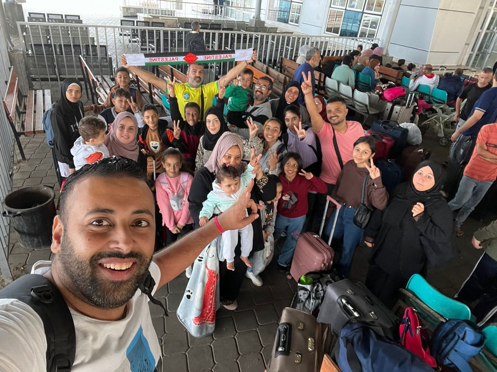 Hassan Rabee mostra grupo de brasileiros que deixou Gaza neste domingo (12) — Foto: Hassan Rabee