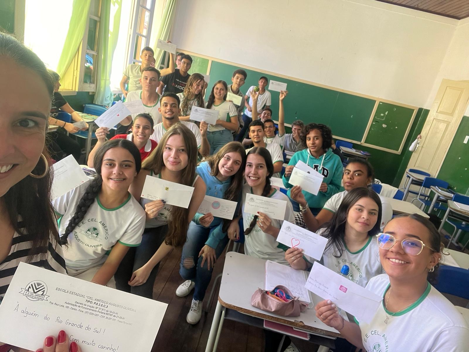 'Tudo vai ficar bem': estudantes de MG enviam cartas com mensagens de carinho para moradores do Rio Grande do Sul