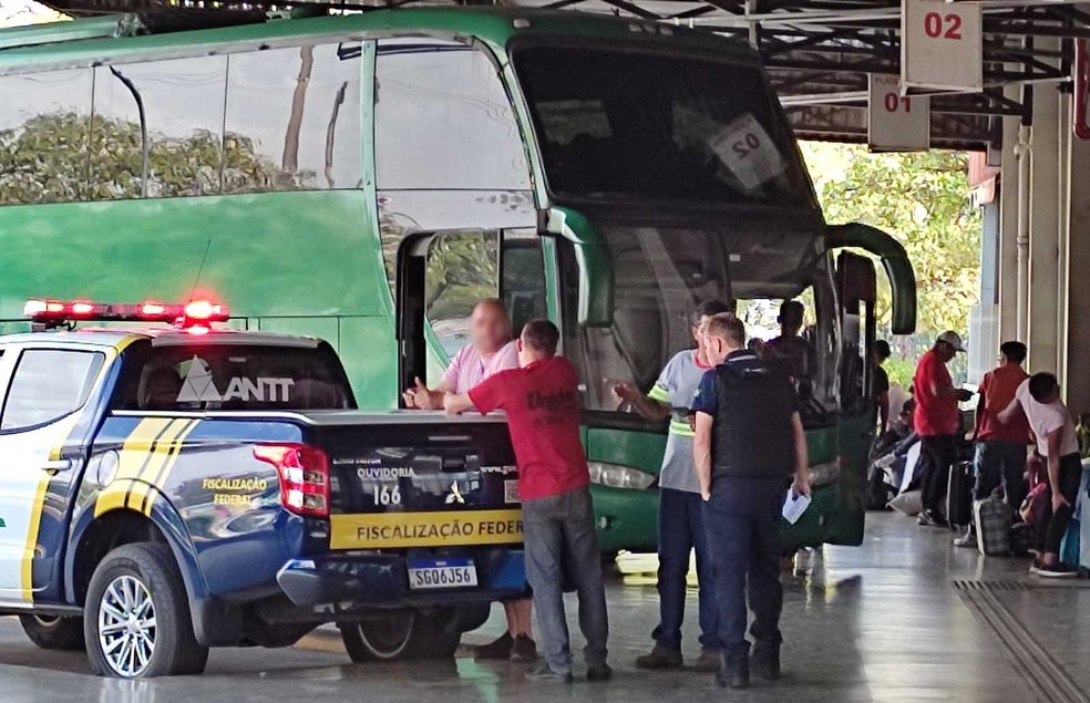 Ônibus que transportava 44 bolivianos clandestinamente foi apreendido na Rodovia Raposo Tavares (SP-270), em Regente Feijó (SP), e levado ao Terminal Rodoviário de Presidente Prudente (SP) — Foto: Cedida