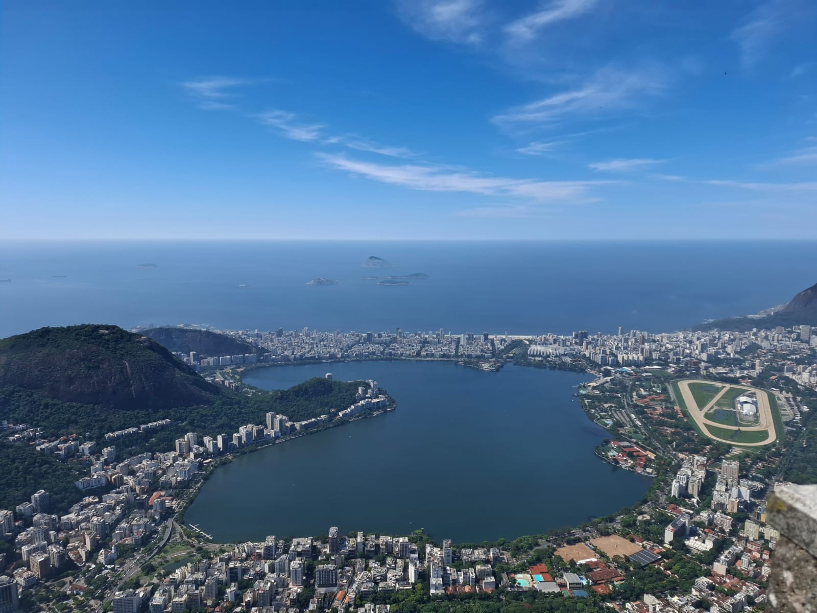 Rio tem sol forte e previsão de pancadas de chuva nesta quarta