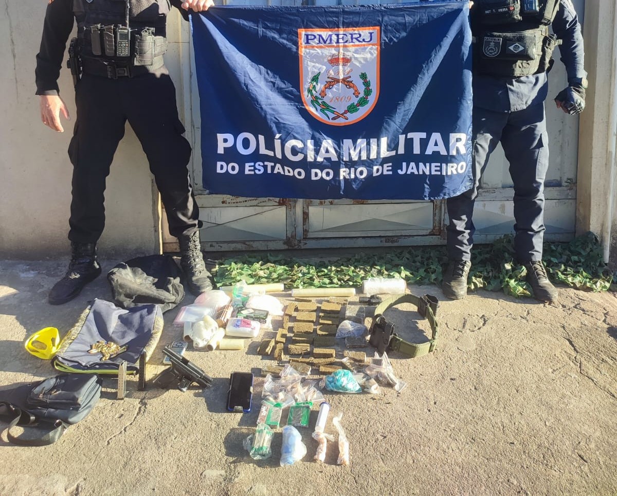 Polícia prende homem com arma e drogas após fuga em Três Rios