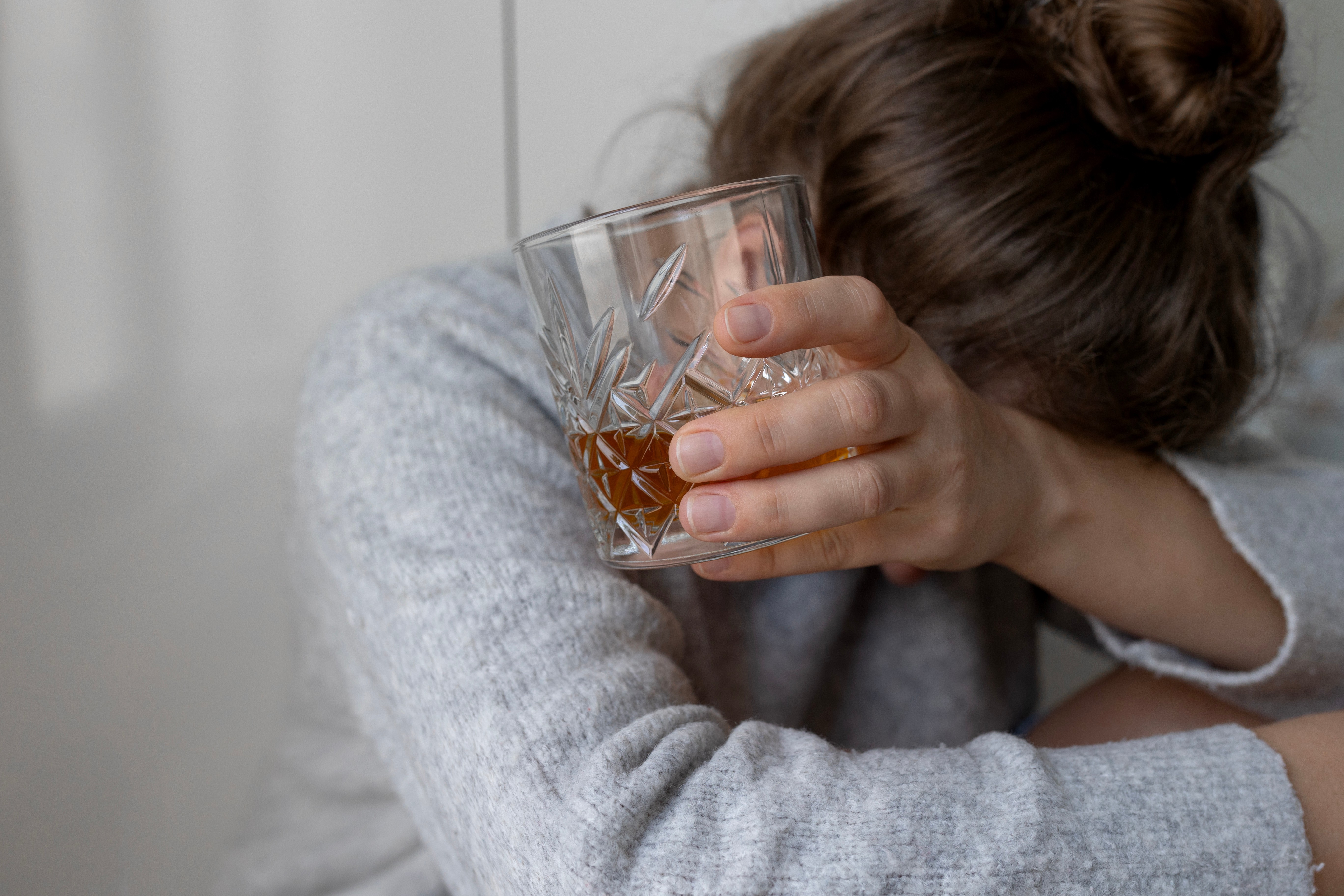 A cada hora, uma mulher busca ajuda para enfrentar o alcoolismo; procura cresce em canais de A.A.