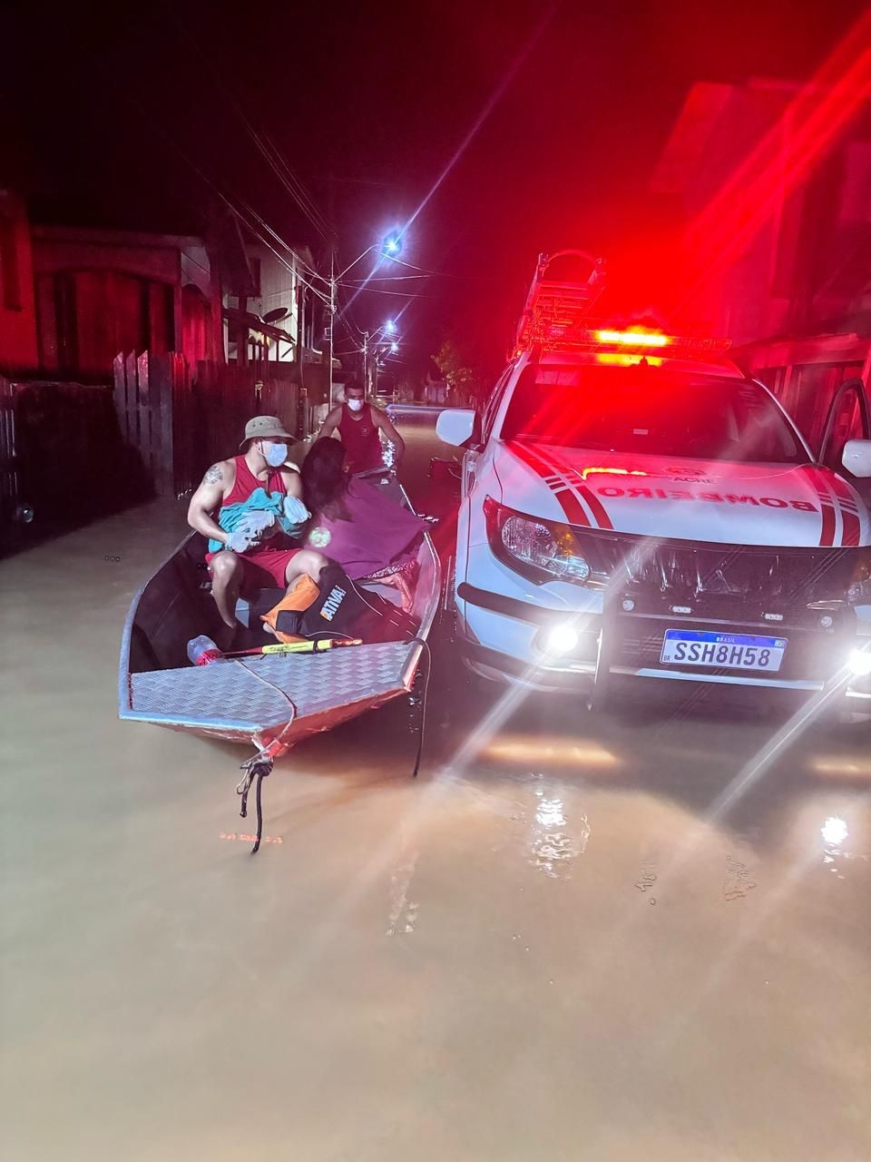 Indígena dá à luz em área alagada por rio durante resgate dos bombeiros no Acre