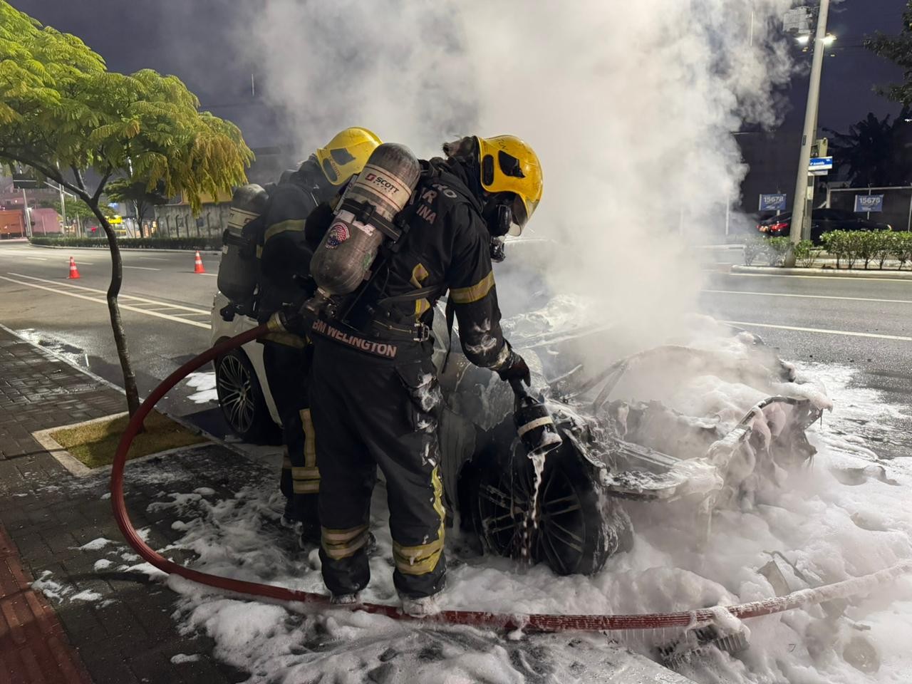 Porsche fica destruído ao pegar fogo em Balneário Camboriú; VÍDEO