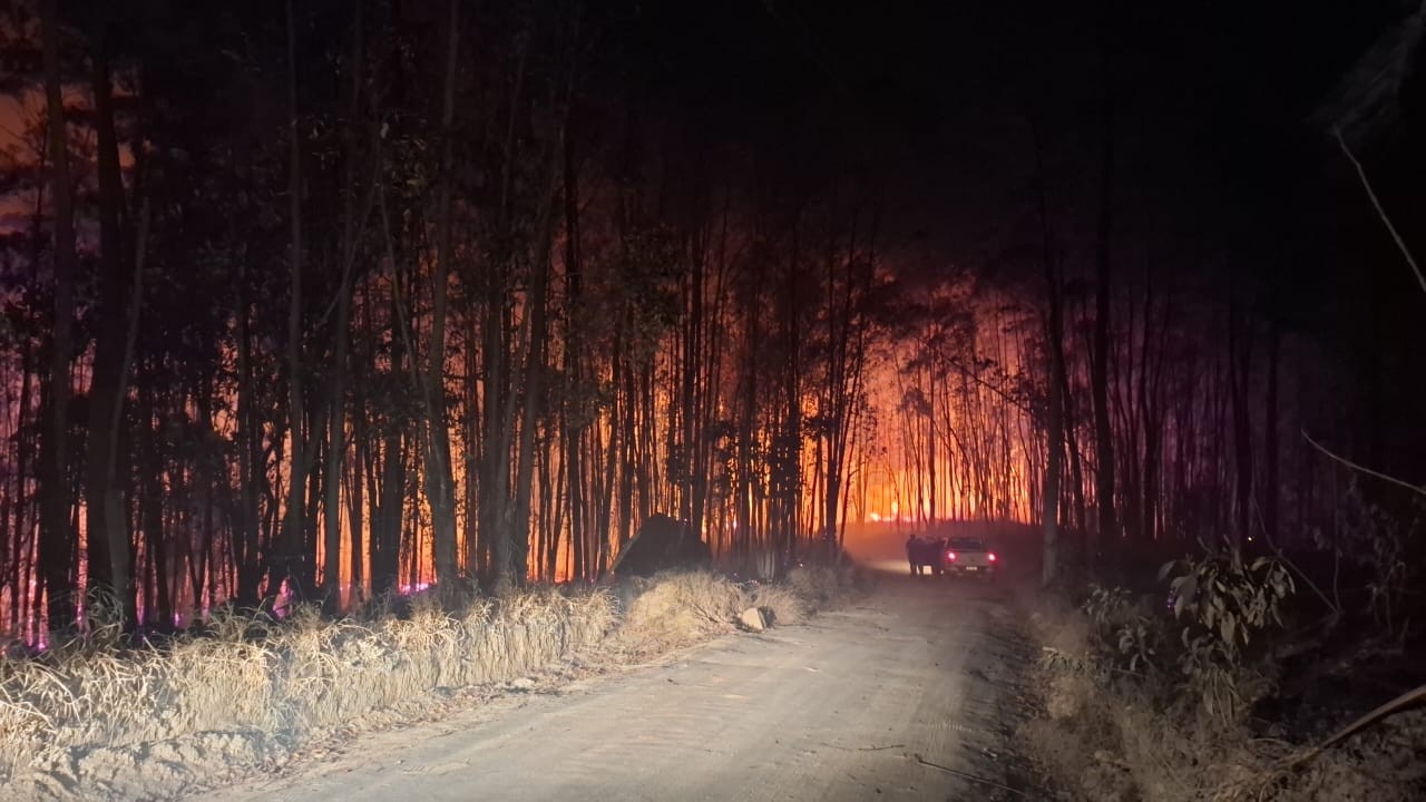 Focos de incêndio atingem Pico das Cabras e bloqueiam rodovia em Morungaba