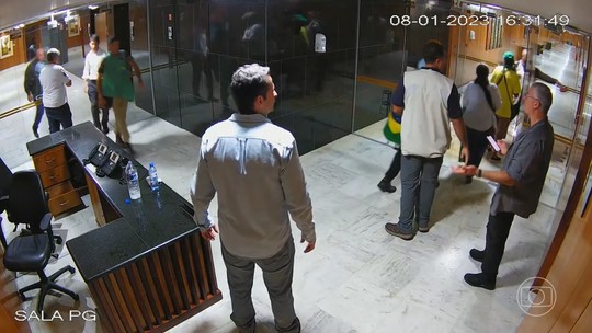 É #FAKE que homens vistos em vídeo do 8 de Janeiro sejam agentes de segurança infiltrados - Homens que aparecem no circuito interno do Palácio do Planalto são oficiais do Exército e servem no Batalhão da Guarda Presidencial; veja o passo a passo da checagem.