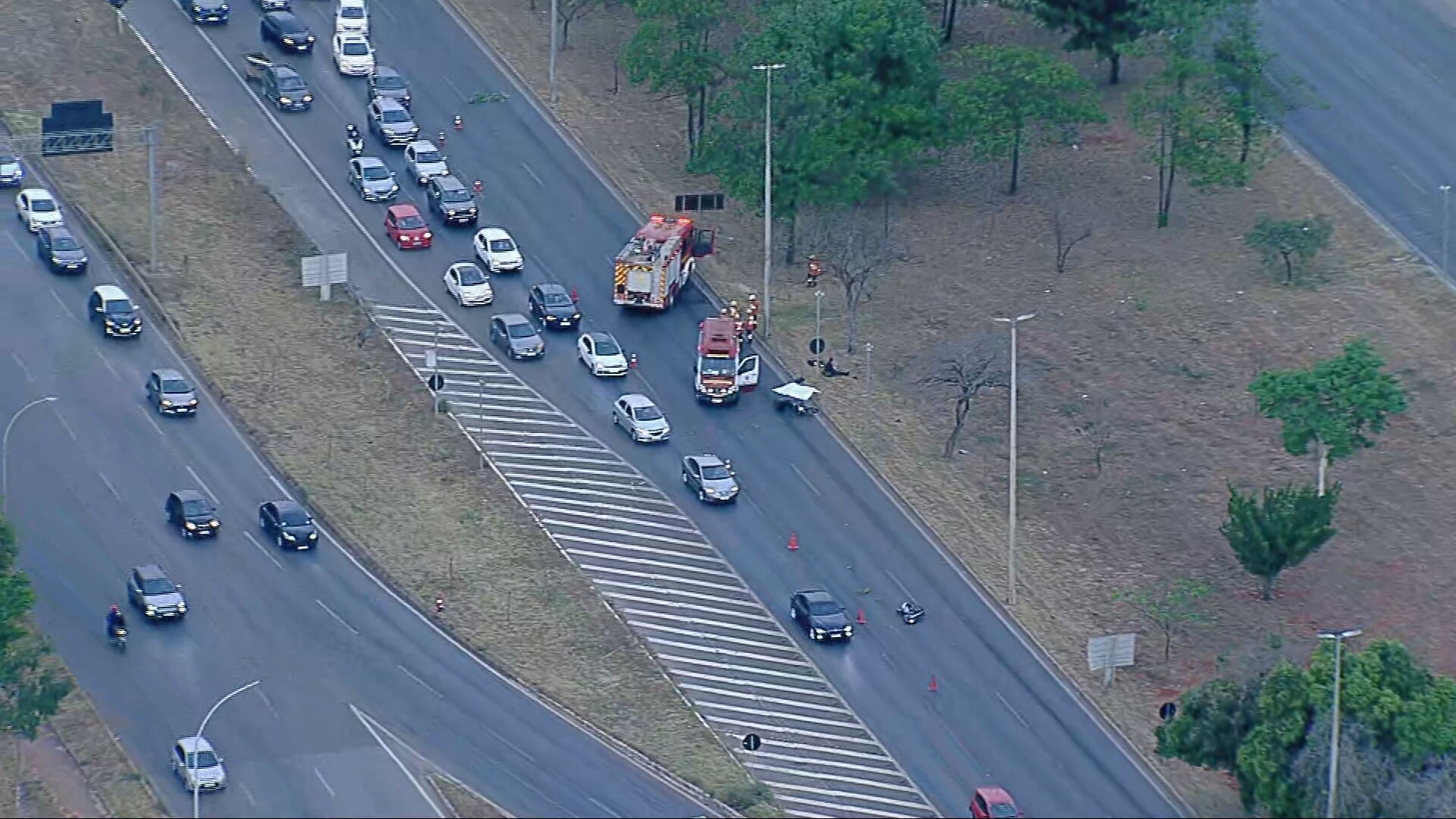 Motociclista morre em acidente na EPIA, no DF; motoristas enfrentam engarrafamento