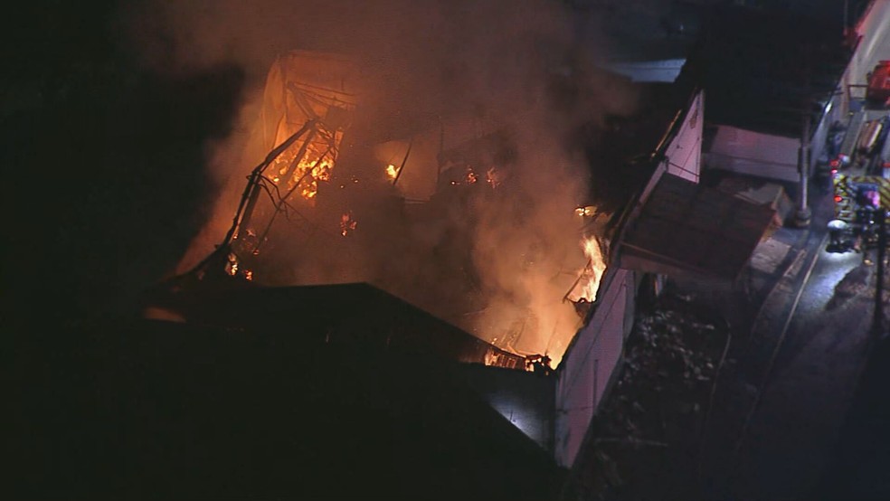 Incêndio atinge fábrica de plástico na Zona Norte de SP — Foto: Reprodução/TV Globo