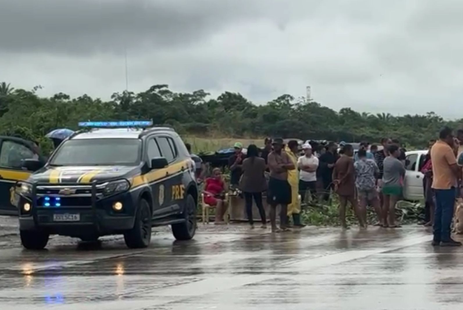 Manifestantes fecham trecho da BR-101 em Maruim