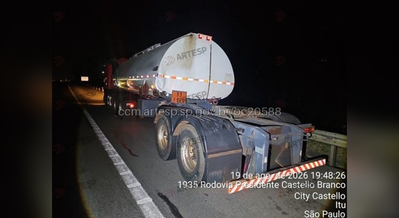 Carreta que transportava etanol tomba e interdita a Rodovia Castello Branco em Itu