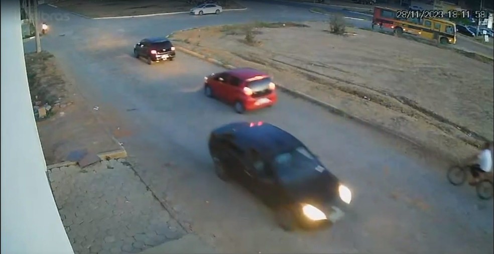 Câmeras de segurança registraram o momento da fuga — Foto: Reprodução