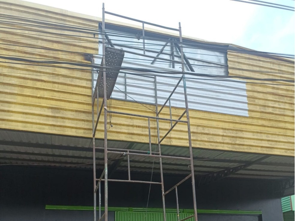 Andaime estava próximo a fios de alta tensão — Foto: Arquivo/Corpo de Bombeiros do Acre