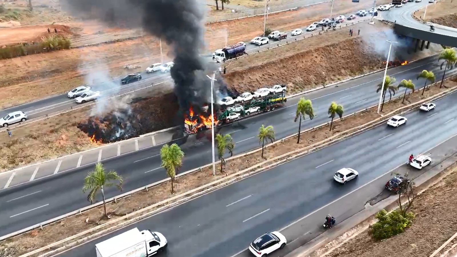 Caminhão-cegonha pega fogo na BR-020 e casal de bombeiros de folga ajuda no combate; VÍDEO