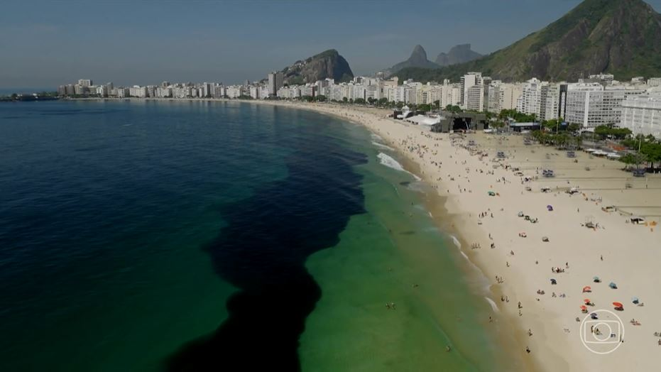 Cardume de manjubinhas transforma Copacabana em espetáculo de vida marinha