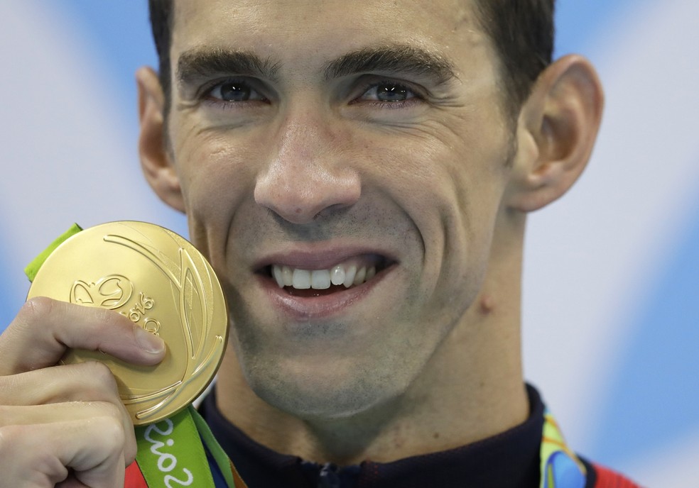 Michel Phelps comemora seu 20º ouro olímpico após vencer os 200m borboleta — Foto: AP Photo/Michael Sohn