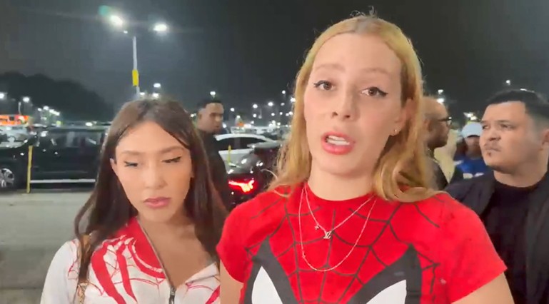 Vídeo: Malévola e amiga desembarcam em SP após ficarem presas por 2 dias no Egito: 'Finalmente chegamos ao Brasil'