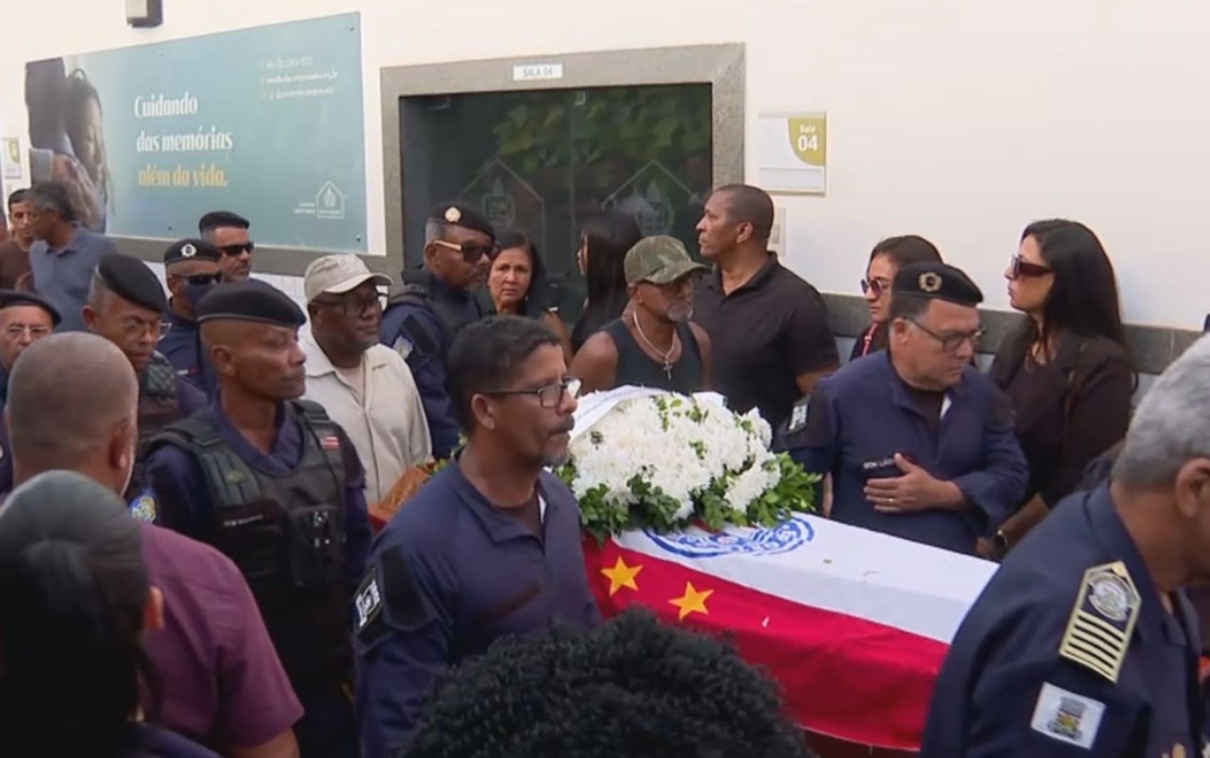 Guarda municipal morto com tiro no peito é enterrado em Salvador; família pede justiça