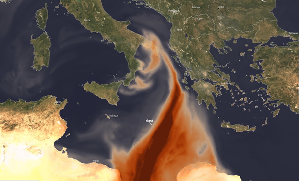 Imagem de satélite mostra tempestade de areia do deserto do Saara seguindo para a Itália — Foto: Divulgação/Copernicus