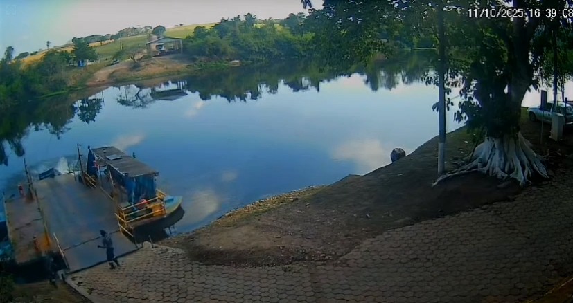 VÍDEO: caminhonete passa reto em balsa e cai no Rio Tietê no interior de SP