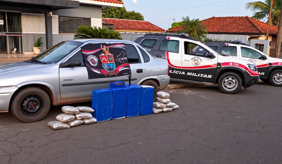 Motorista foge, abandona carro e PM apreende mais de 100 kg de drogas em Anhumas (SP) — Foto: Polícia Militar/Divulgação