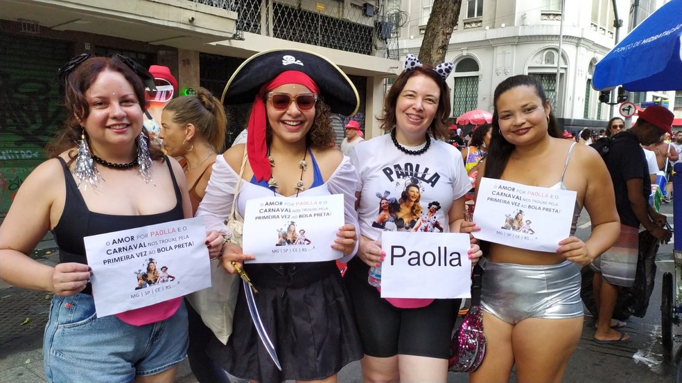 Aline Rodrigues, Iara Gomes, Karina Smargiassi e Andressa Carvalho no Cordão da Bola Preta — Foto: Patrícia Teixeira / g1