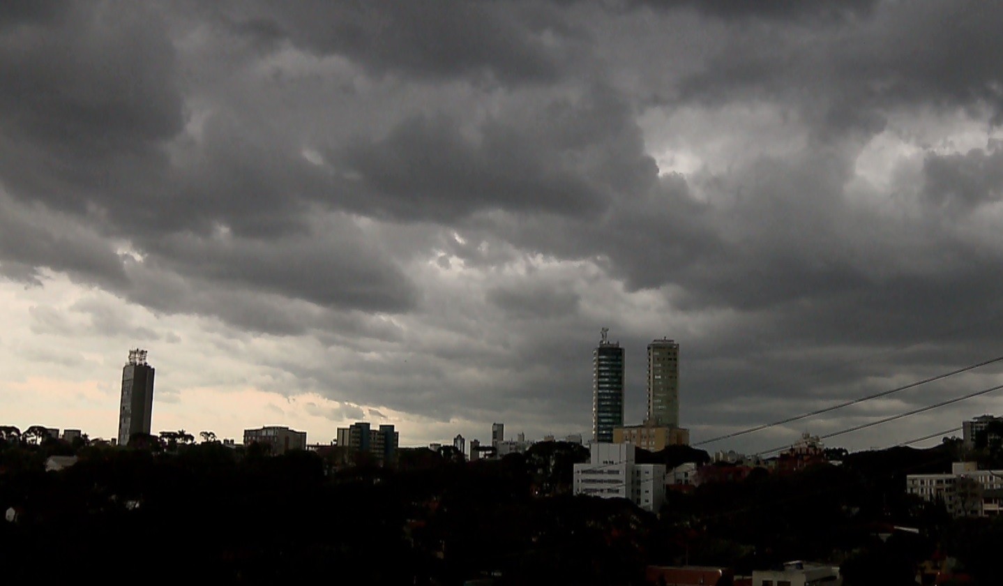 Paraná recebe alerta de tempestades para 40 cidades e de calor de até 40ºC em outras; veja previsão do tempo 
