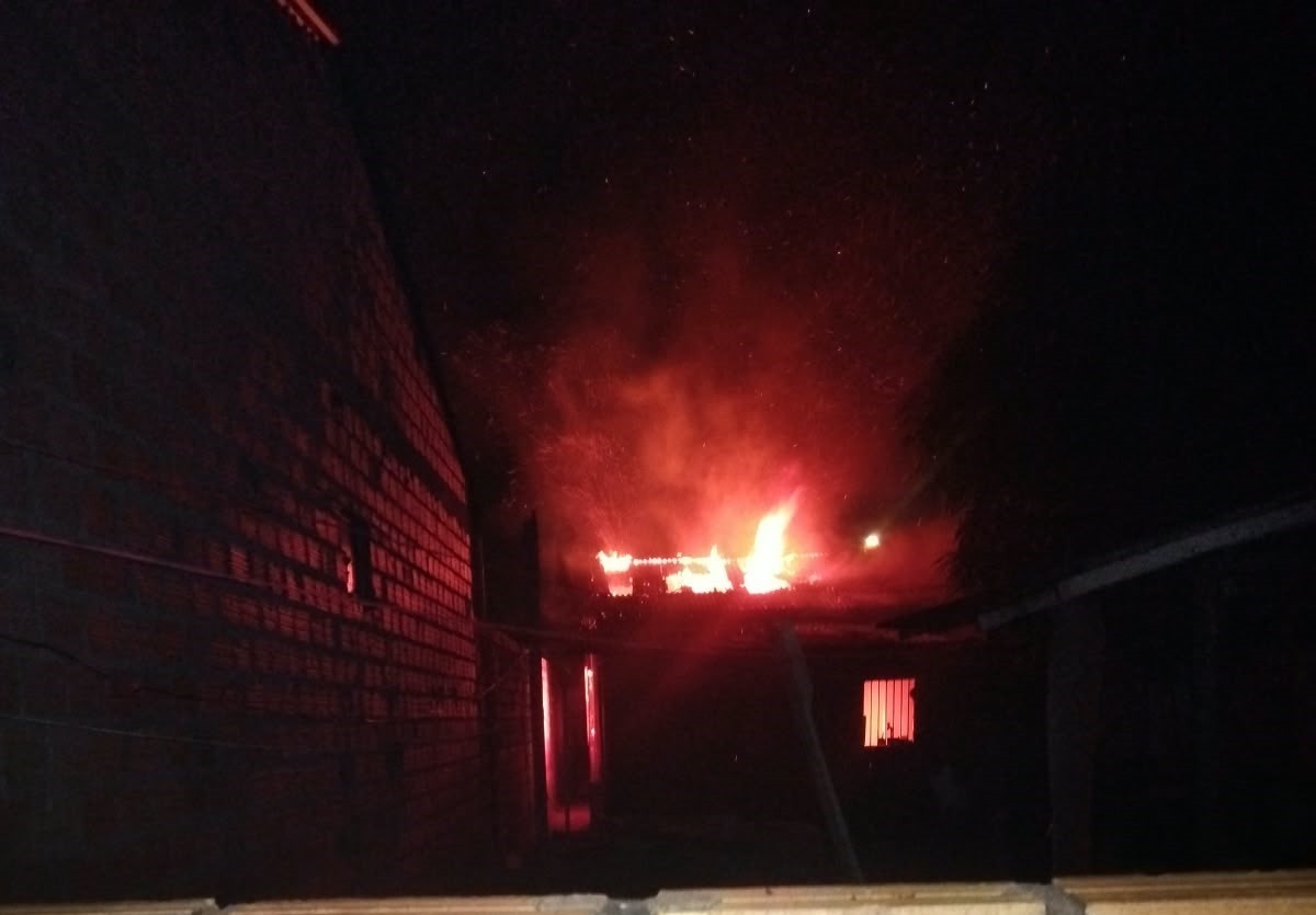 
Incêndio destrói casa no bairro Mapiri, em Santarém; casal perde todos os pertences