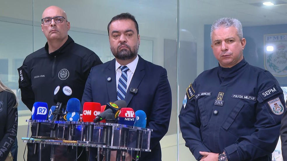 Cláudio Castro ao lado dos secretários de Polícia Civil e Polícia Militar em entrevista coletiva realizada na manhã desta terça-feira (28) — Foto: Reprodução/ TV Globo
