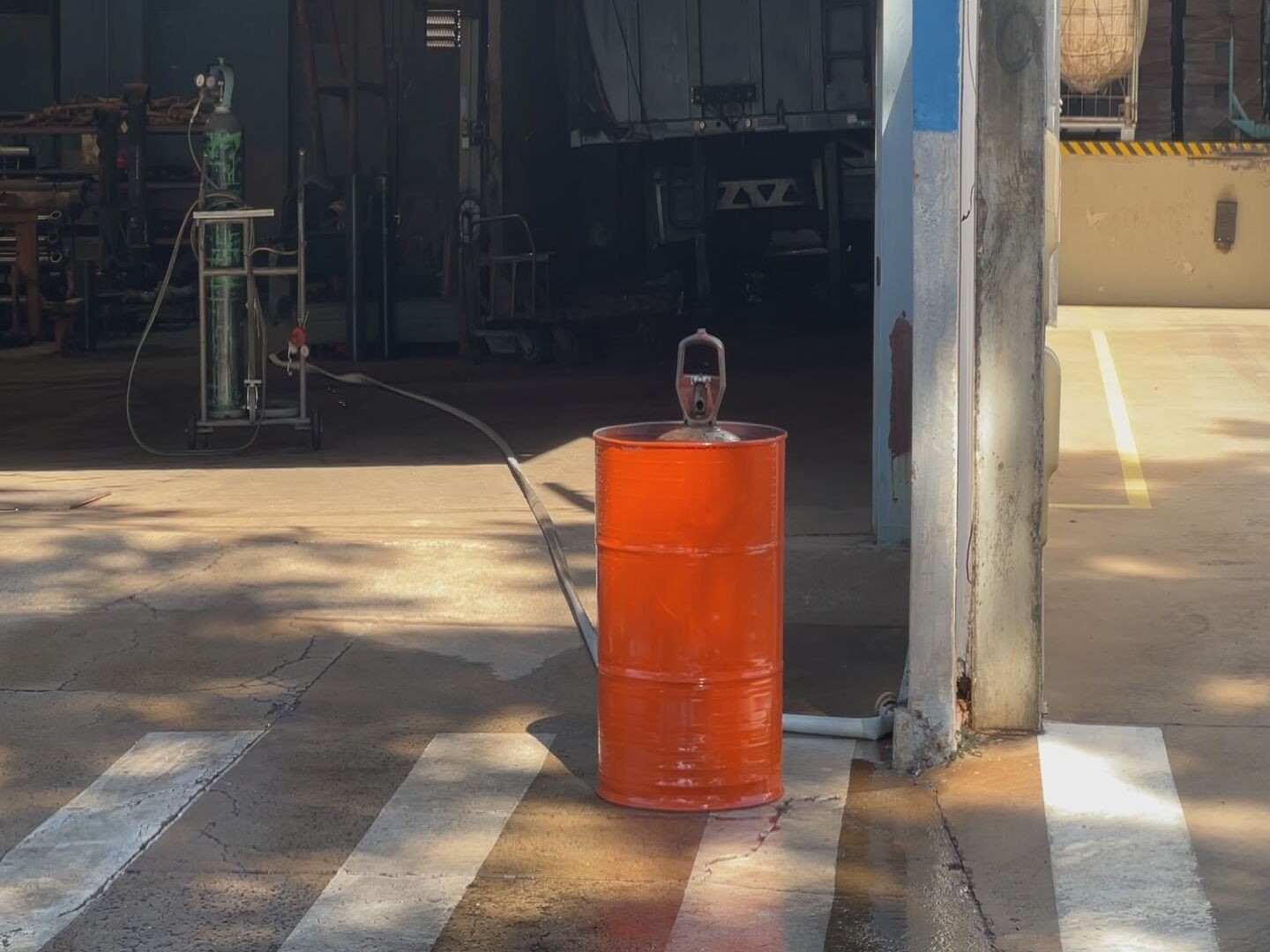 Cilindro de gás inflamável usado em solda de materiais apresenta vazamento em metalúrgica de Rio Preto