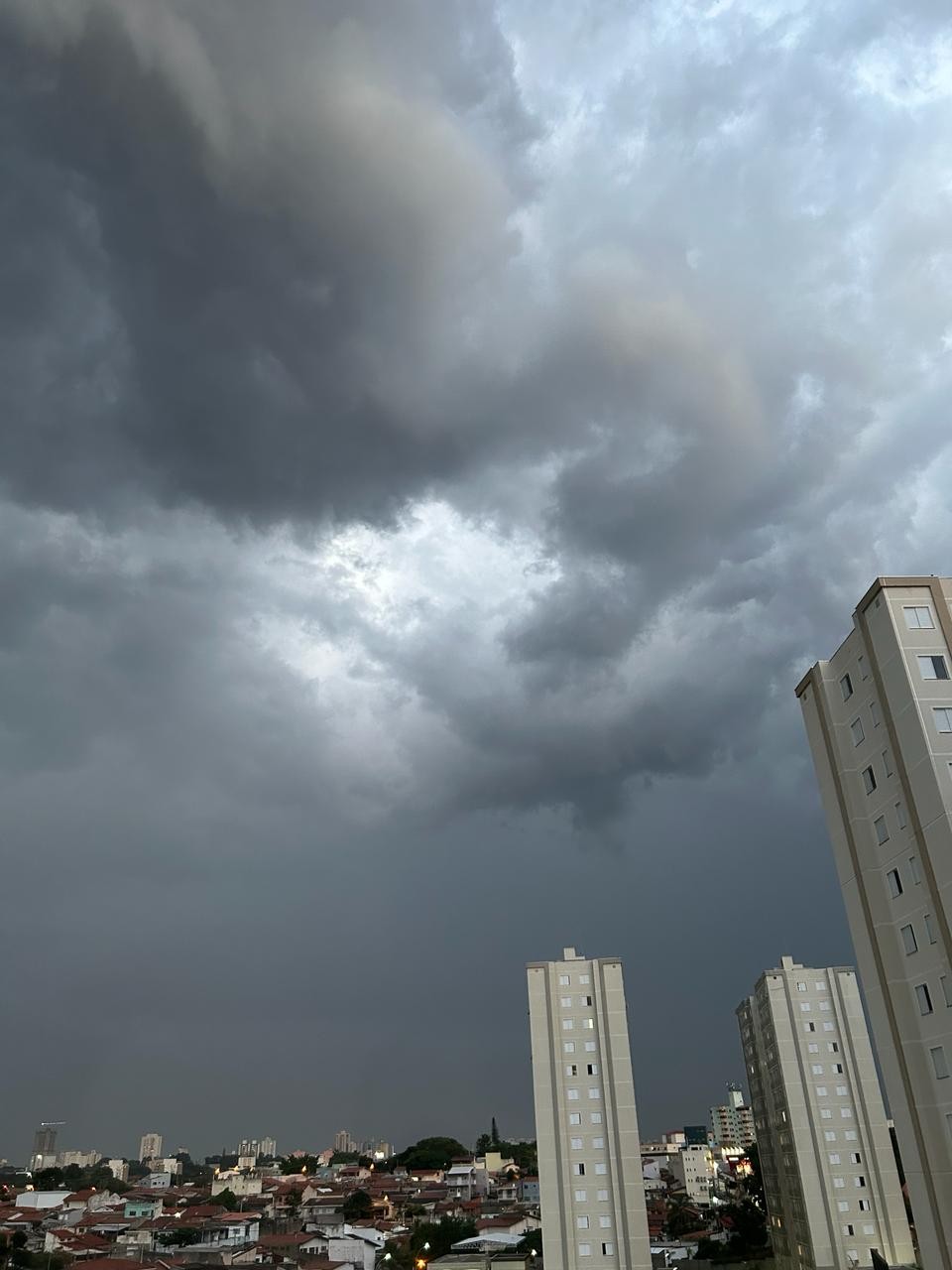 Sob alerta, região de Campinas deve ter final de semana abafado e com tempestades; veja a previsão