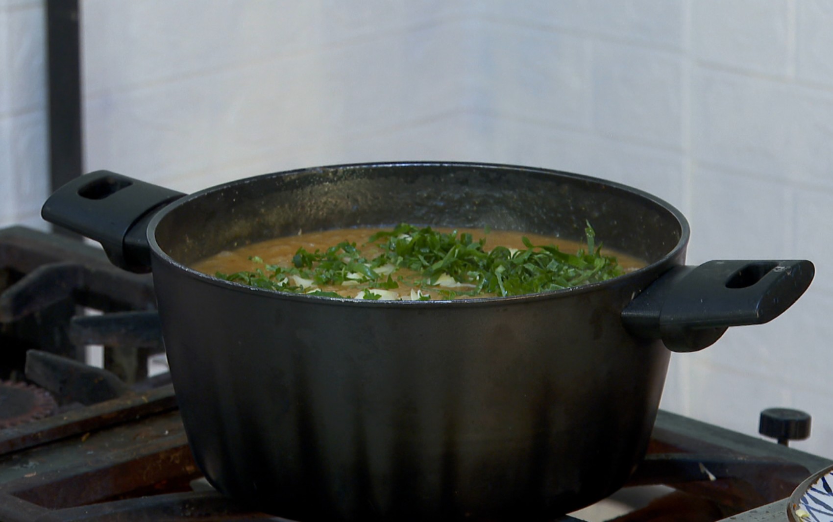 'Barato da Cozinha': aprenda a fazer caldo de mandioca com frango