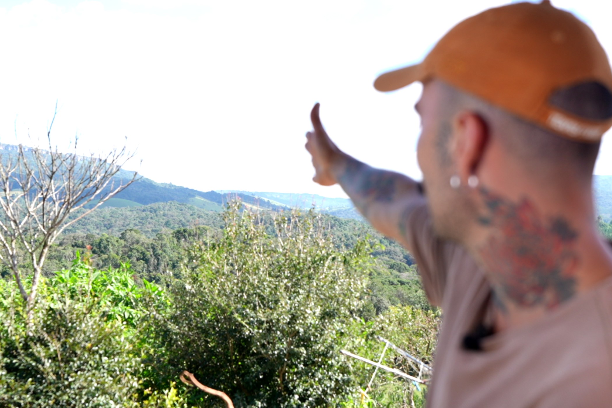 Primeira equipe de ufólogos marca visita onde influencer filmou luzes estranhas no Paraná