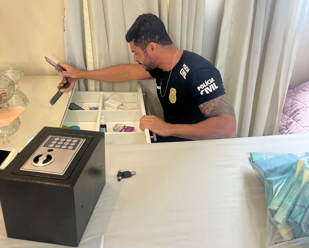 Polícia fazendo buscas em apartamento de casal — Foto: Polícia Civil