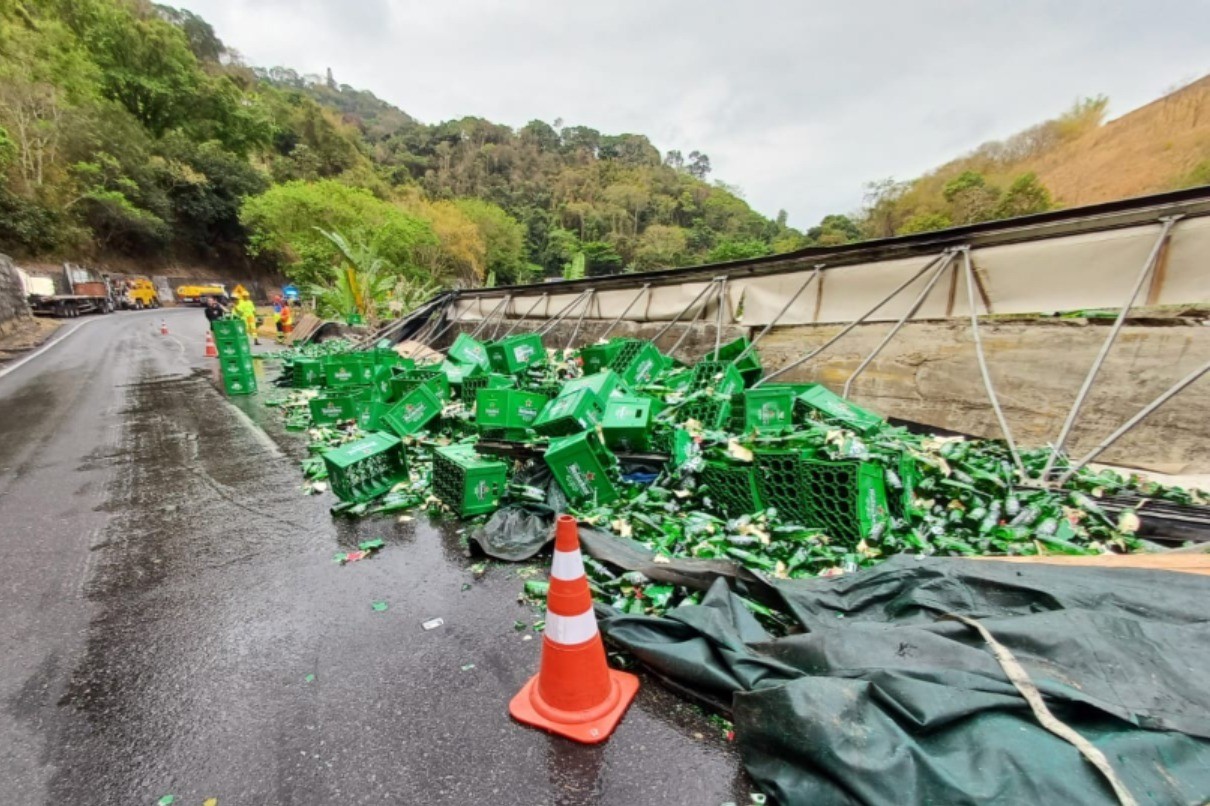 Carreta carregada com garrafas de cerveja tomba na descida da Serra das Araras, em Piraí