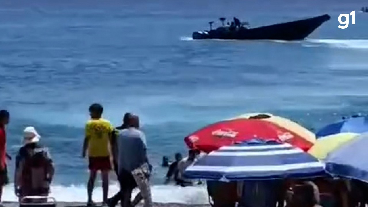 Imigrantes desembarcam em praia da Espanha em plena luz do dia e são detidos por banhistas e pela polícia; VÍDEO