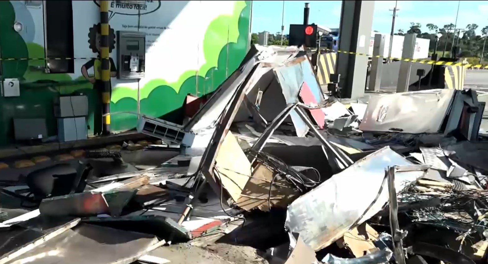 Motorista dorme ao volante, carreta bate em cabine de pedágio e deixa funcionária ferida na BR-101, no ES