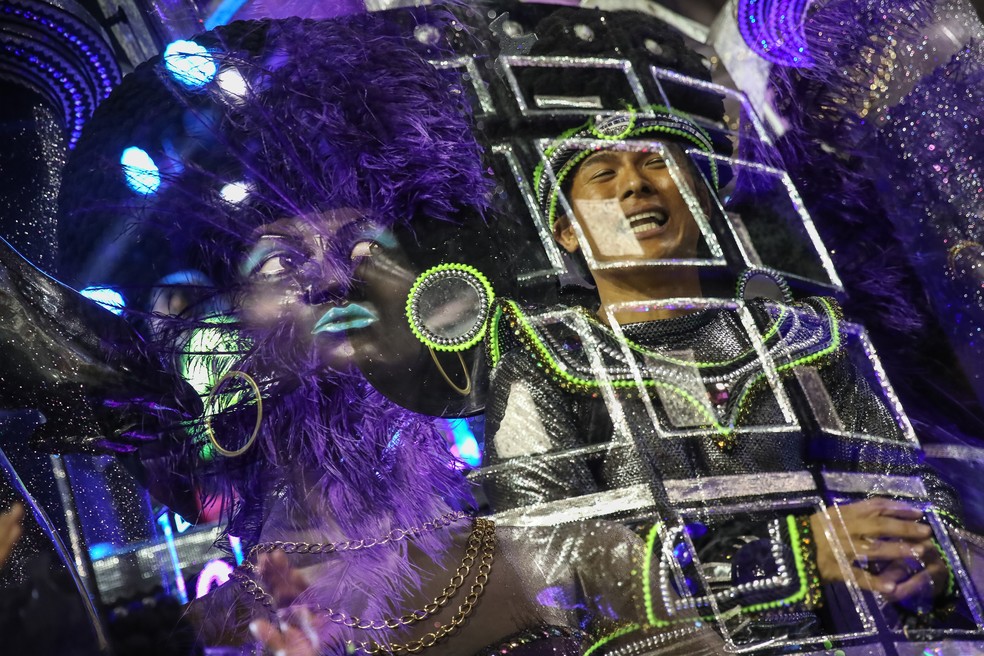 Escola Império de Casa Verde durante desfile do Grupo Especial na 2ª noite no Anhembi; fotografia feita em múltipla exposição faz parte de ensaio especial do g1 realizado durante o carnaval de SP — Foto: Fábio Tito / g1