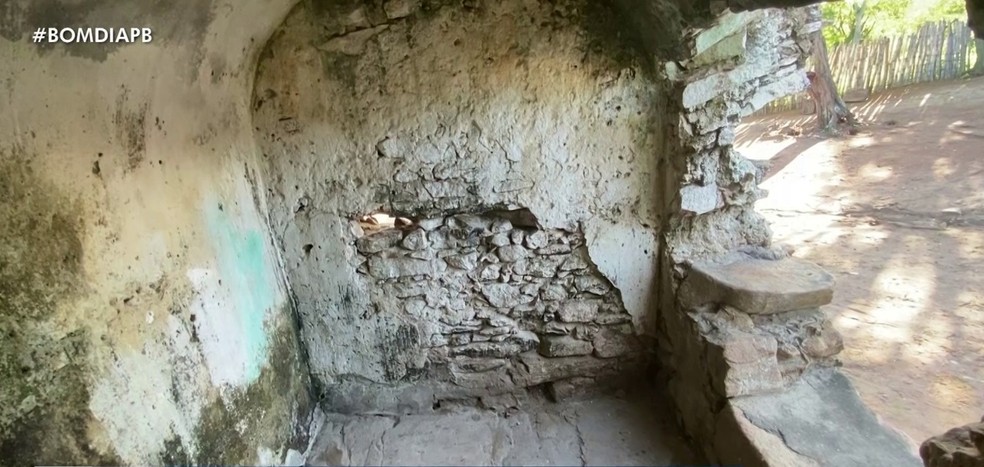 Estrutura de fazenda, ainda parcialmente de pé, serviu de calabouço e de solitária para as pessoas escravizadas que tentavam fugir, em Remígio, na Paraíba — Foto: TV Cabo Branco/Reprodução