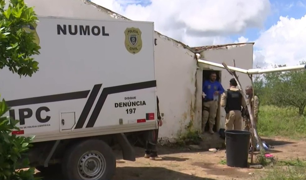 Instituto de Polícia Científica no local onde crime aconteceu, na cidade de Esperança, no Agreste da Paraíba — Foto: TV Paraíba/Reprodução